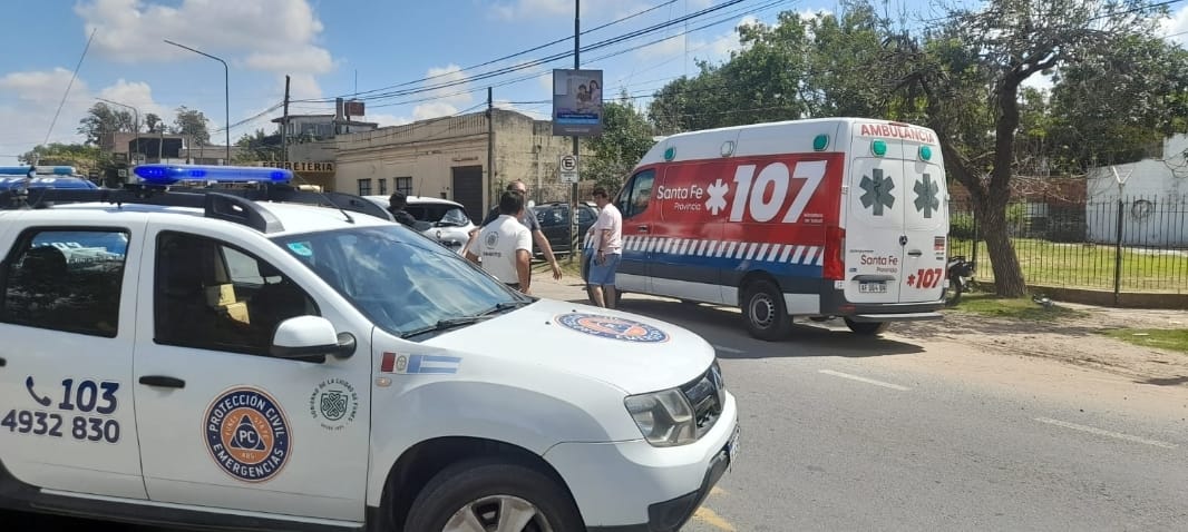 Un motociclista chocó contra un auto y debió ser enviado al Hospital Centenario